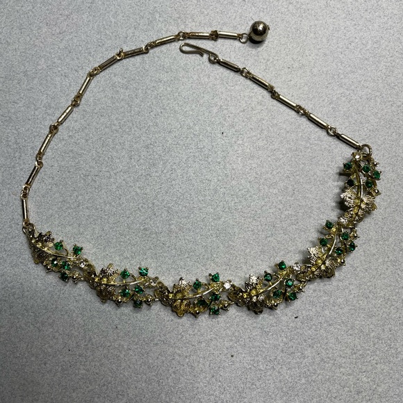 Vintage 16” Collar Necklace Green & White Rhinestones On Golden Leaves Glamorous - Picture 4 of 8